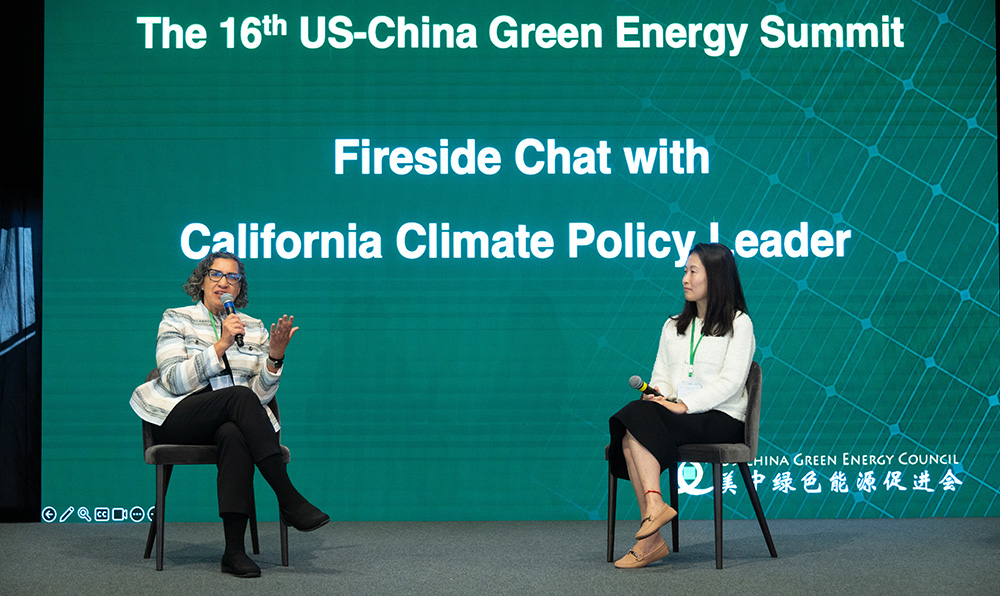 Liane Randolph（左）和主持人戴凡（右）对话